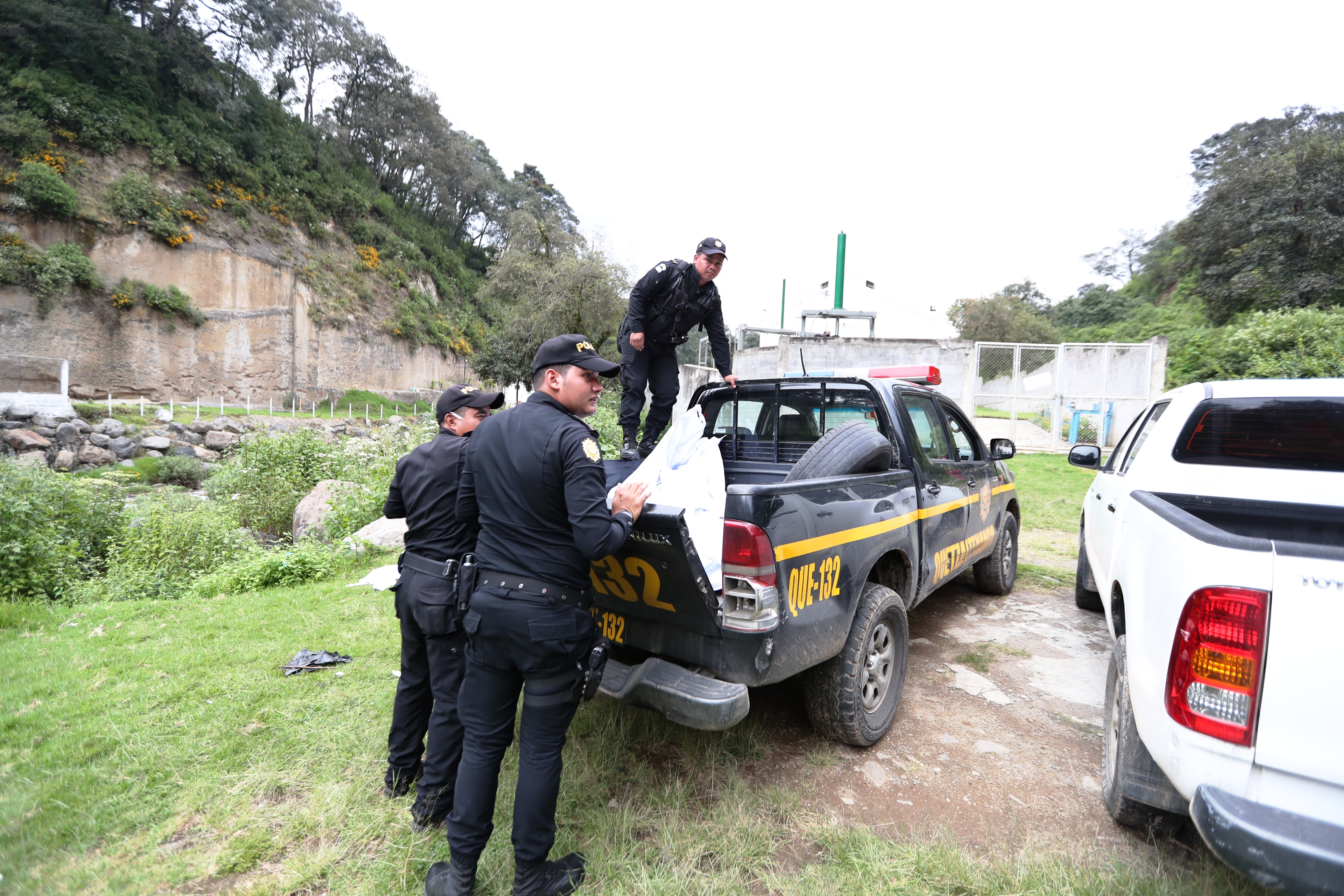 Los restos de Cleto González fueron trasladados en una patrulla al Inacif para la necropsia. (Foto Prensa Libre: María Longo) 