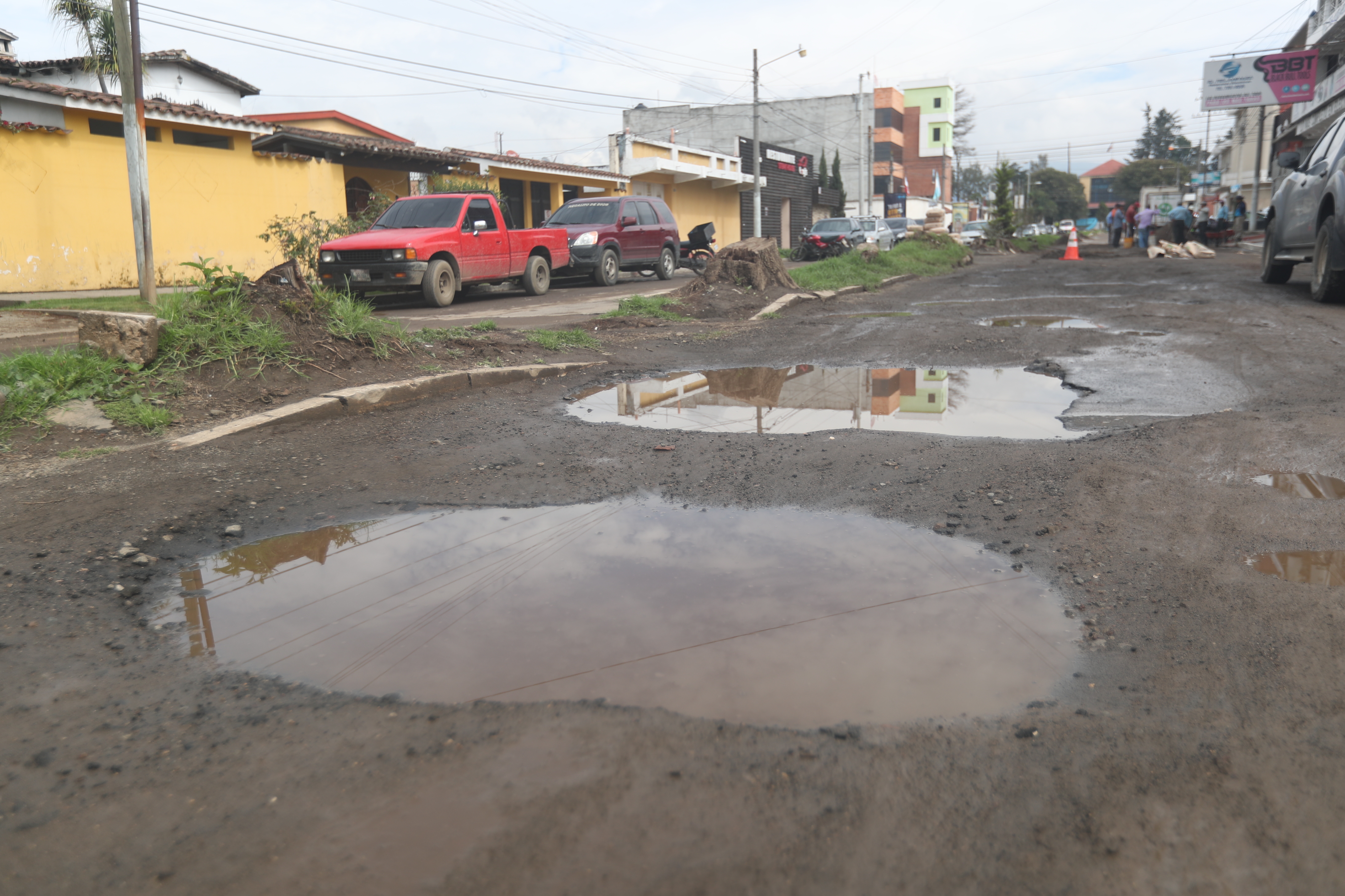 Desde hace seis meses los vecinos esperan la reparación de la calle, por ahora la comuna hará un trabajo temporal. (Foto Prensa Libre: María Longo) 