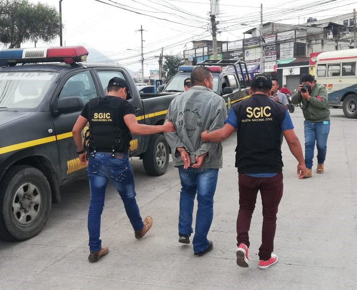 Eduardo Manolo Sales Cardona fue trasladado al Centro Regional de Justicia en la cabecera departamental de Quetzaltenango. (Foto Prensa Libre: Cortesía PNC) 