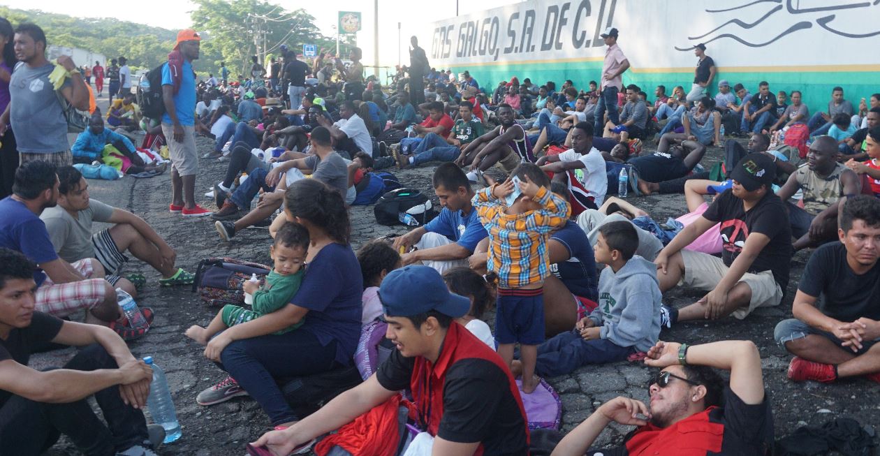 Migrantes que llevaban semanas en la ciudad mexicana de Tapachula, fronteriza con Guatemala, avanzan en su caravana hacia el norte del país. (Foto Prensa Libre: EFE).