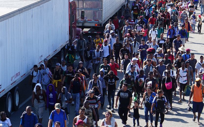 Migrantes que llevaban semanas en Tapachula, fronteriza con Guatemala, hacia el norte de México. (Foto Prensa Libre: EFE). 