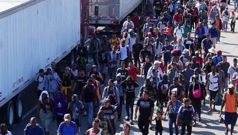 Migrantes que llevaban semanas en Tapachula, fronteriza con Guatemala, hacia el norte de México. (Foto Prensa Libre: EFE). 