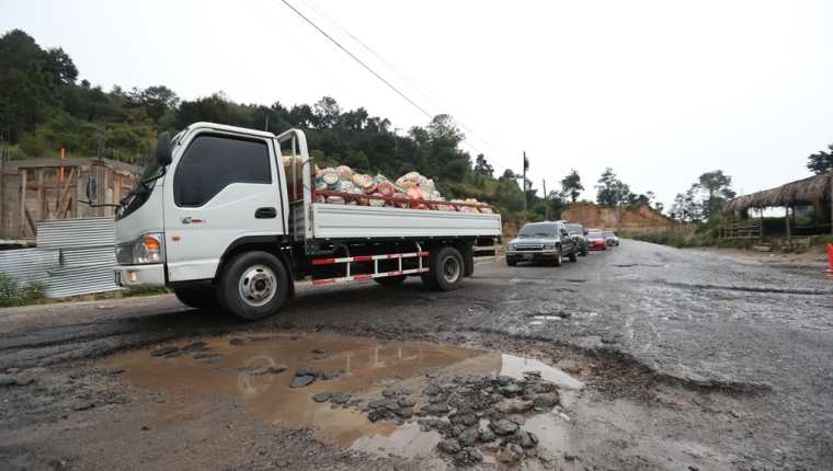 La ruta Interamericana, entre Cuatro Caminos y Pologuá, Totonicapán, está en pésimas condiciones, pese a ser una carretera internacional. (Foto Prensa Libre: Mynor Toc)