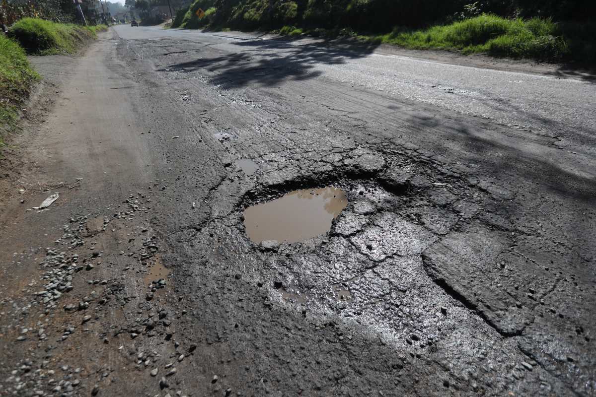 Vecinos indicaron que el invierno ha incrementado los daños en esta carretera. (Foto Prensa Libre: María Longo)  