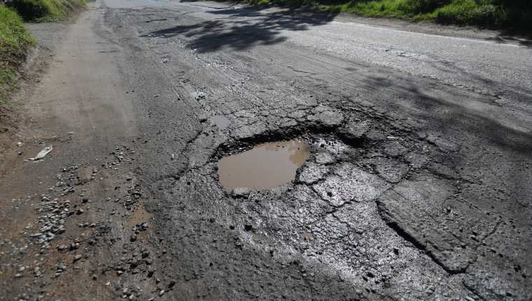 Vecinos indicaron que el invierno ha incrementado los daños en esta carretera. (Foto Prensa Libre: María Longo)  