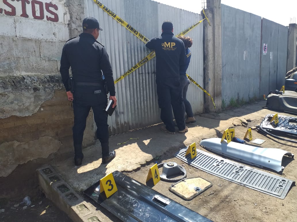 En dos allanamientos se localizaron piezas de vehículos robados en Xela. (Foto Prensa Libre: cortesía PNC)  