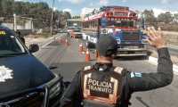 La Policía Nacional Civil, podrá verificar que los buses tengan en funcionamiento el dispositivo para regular la velocidad.(Foto Prensa Libre: Hemeroteca PL)