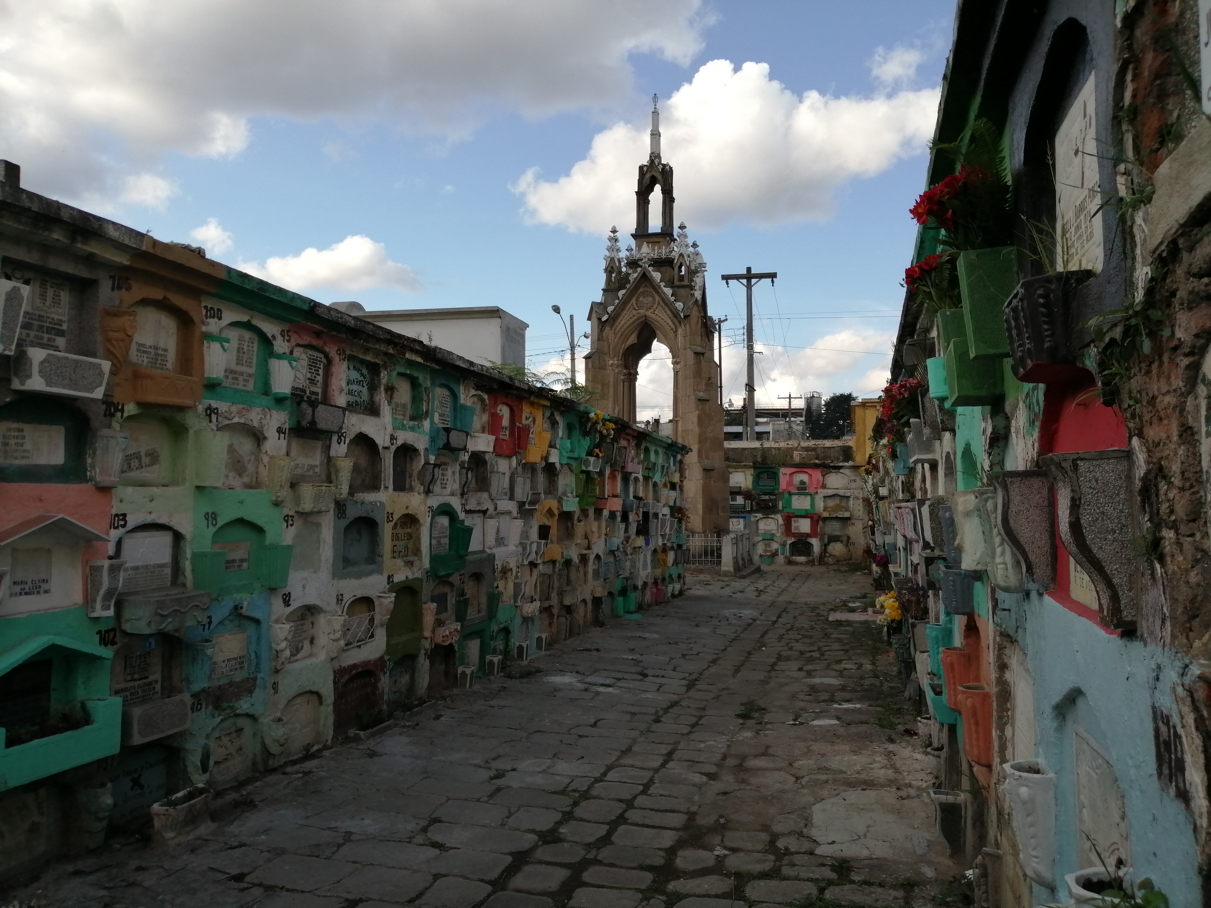 De acuerdo con la administración del Cementerio General Municipal de Quetzaltenango no se tiene una cantidad exacta de los nichos que hay en el lugar . (Foto Prensa Libre: María Longo) 