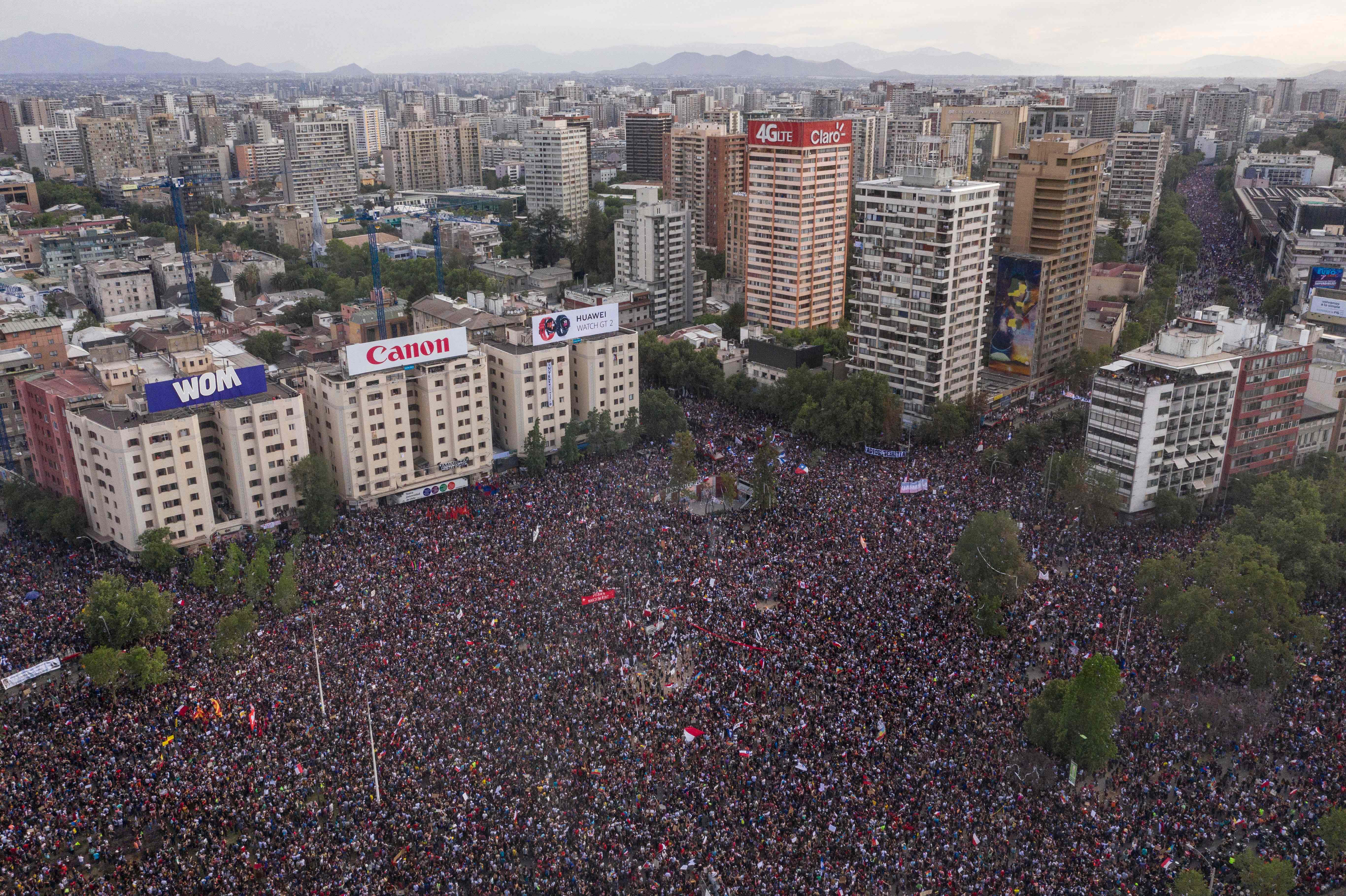 La gigantesca marcha coincide con el más grave estallido de violencia en Chile en los últimos 30 años. (Foto Prensa Libre: AFP) 