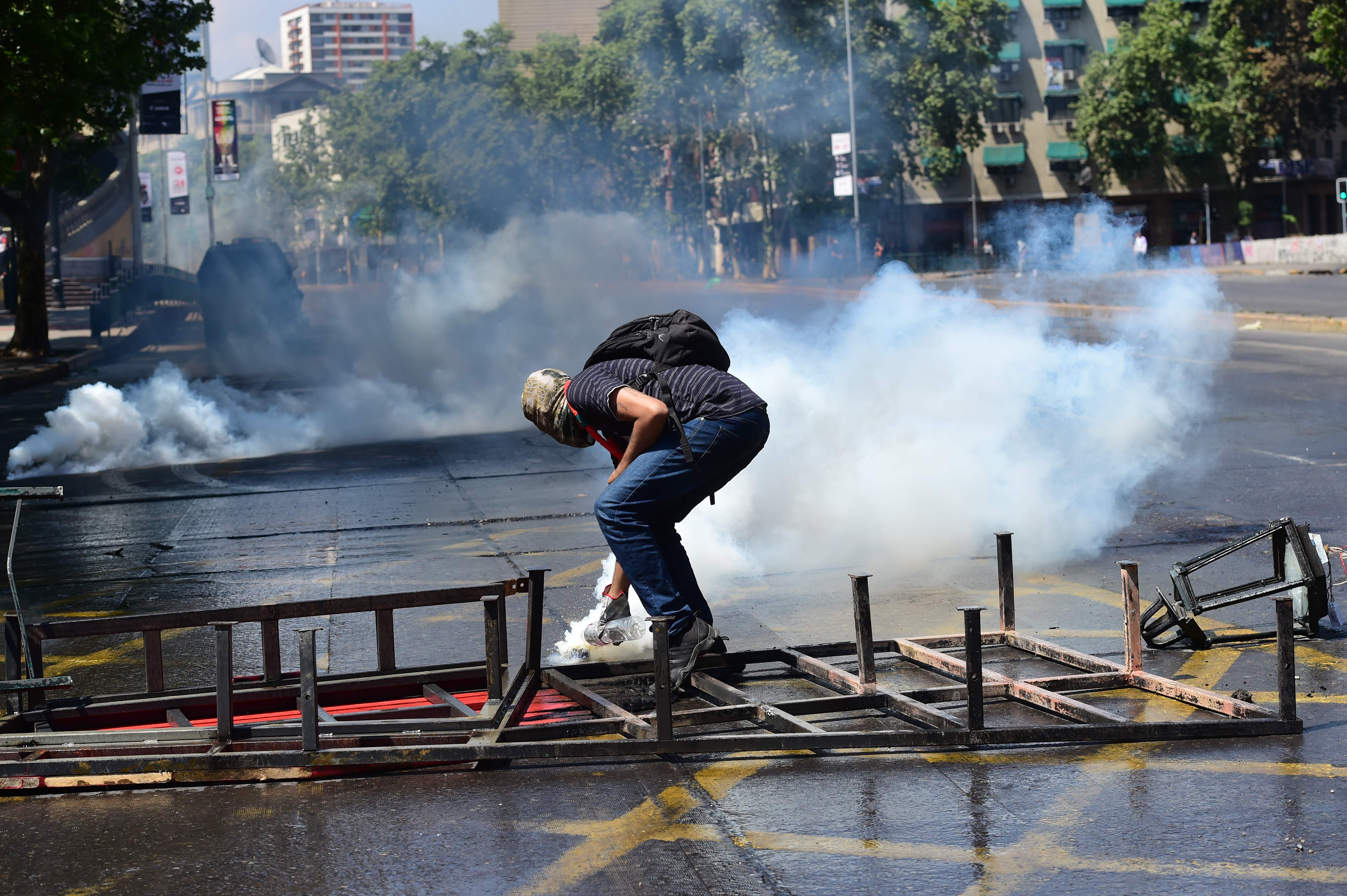 Continúa la tensión en Chile luego de manifestaciones contra el alza al precio del metro. (Foto Prensa Libre: AFP)