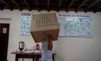 Trabajadores sacan las últimas cajas de la que fue la sede de la Comisión Internacional Contra la Impunidad en Guatemala. (Foto Prensa Libre: EFE)