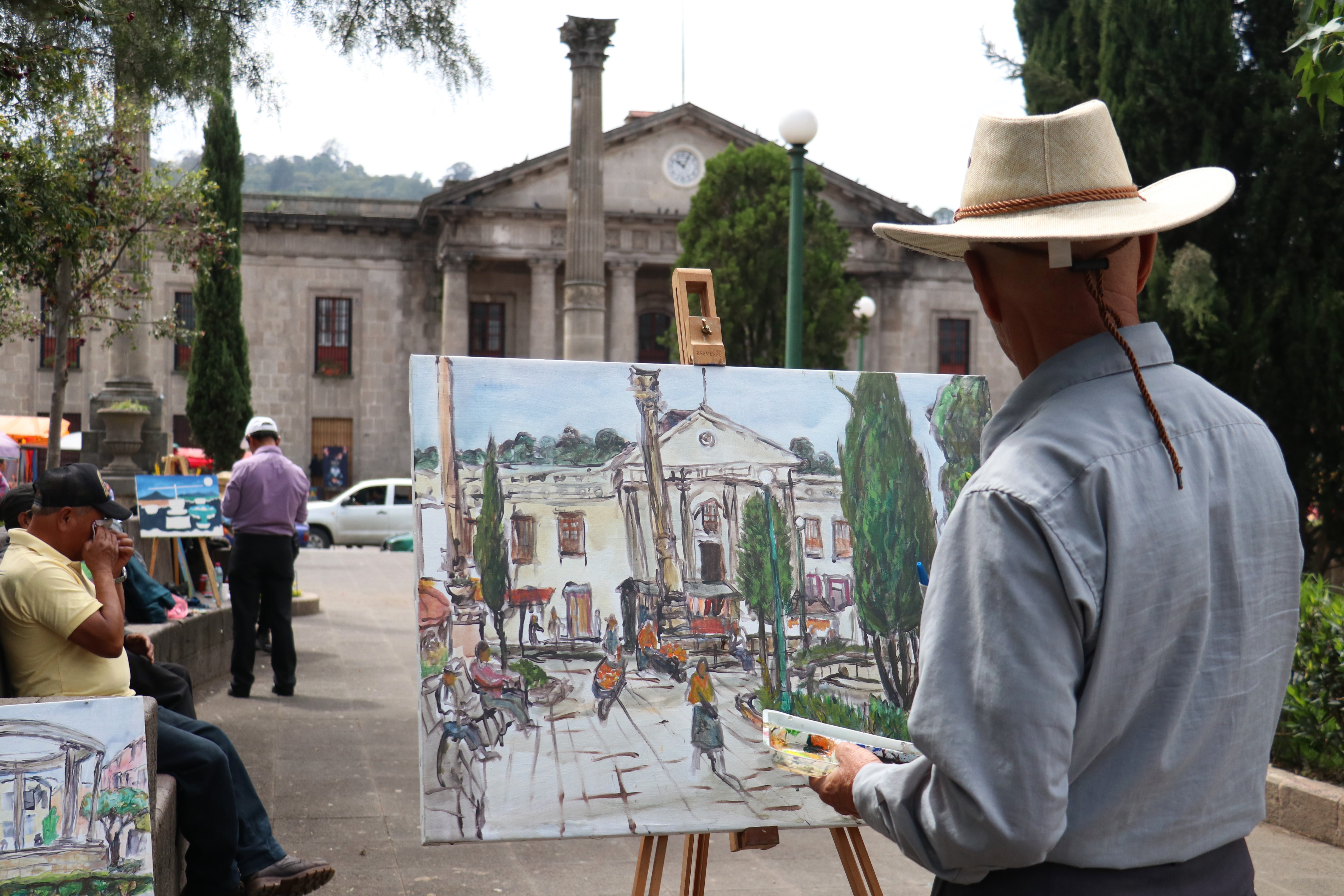 Uno de los artistas se inspiró en pintar la Casa de la Cultura y parte del Parque Central de Xela. (Foto Prensa Libre: Raúl Juárez)