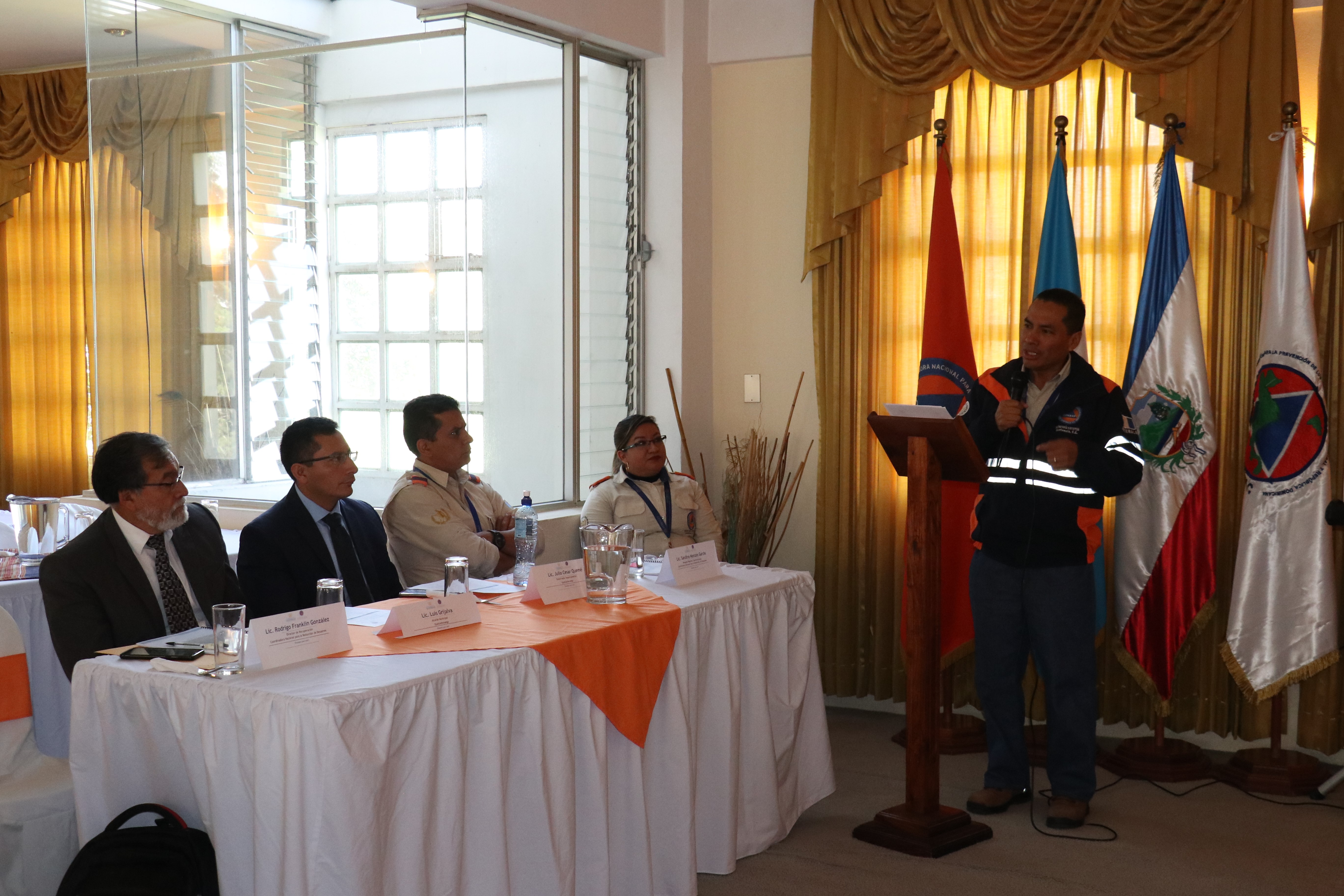 Personal de distintas instituciones estuvieron en la presentación oficial del plan para la recuperación de inundaciones. (Foto Prensa Libre: Raúl Juárez) 