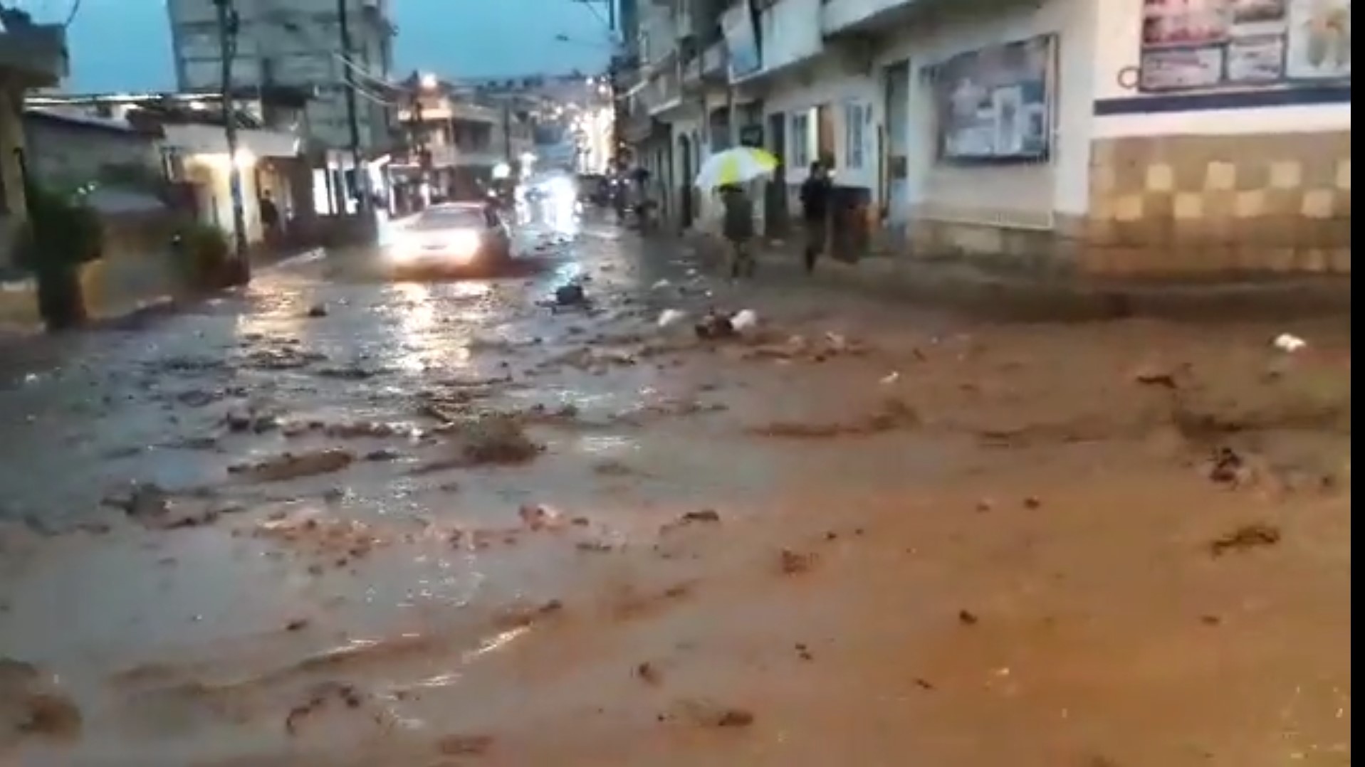 La Calle Real, zona 3 de Almolonga quedó inundada por el lodo y las piedras. (Foto Prensa Libre: Cortesía)