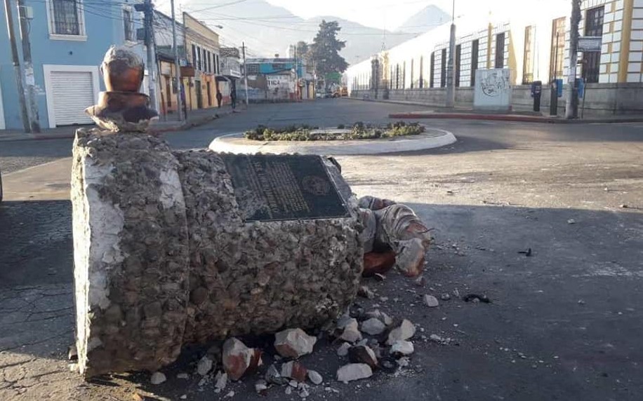 El monumento fue destruido en diciembre de 2018 y un año después se quiere restaurar. (Foto Prensa Libre: Cortesía)