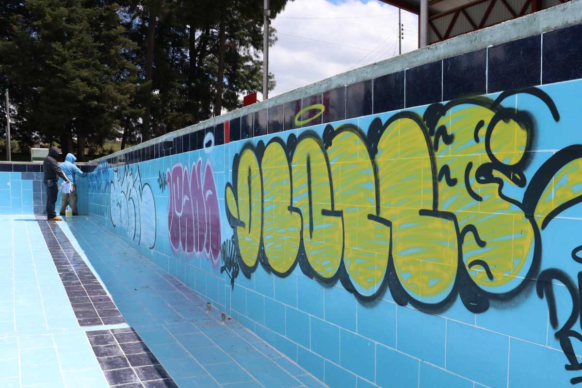 La piscina principal del Centro Recreativo fue pintada por los desconocidos. (Foto Prensa Libre: Raúl Juárez)