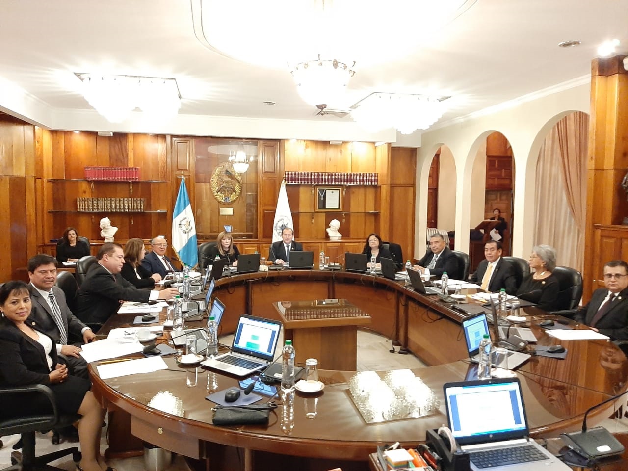 Los 13 magistrados de la CSJ se reunieron en sesión extraordinaria para finalizar su periodo ordinario de funciones. (Foto Prensa Libre: Andrea Domínguez)
