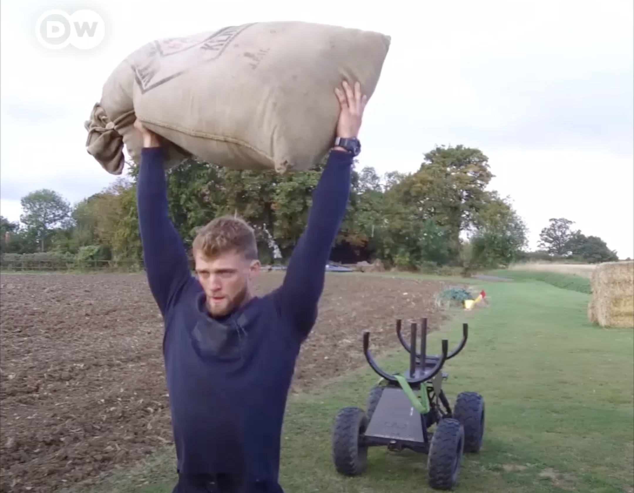 Tom Kemp lleva un sacos de cereal para ejercitarse. Deutsche Welle
