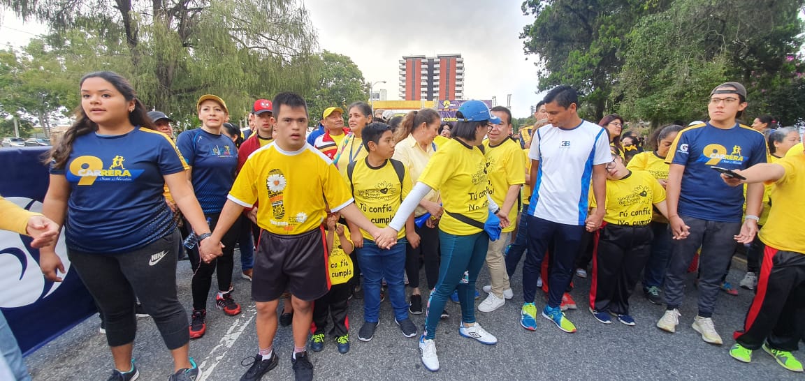 La 9a. Carrera a beneficio de Margarita Tejada arrancó con un caminatón encabezada por los alumnos de la fundación y sus familias. (Foto Prensa Libre: Érick Ávila)