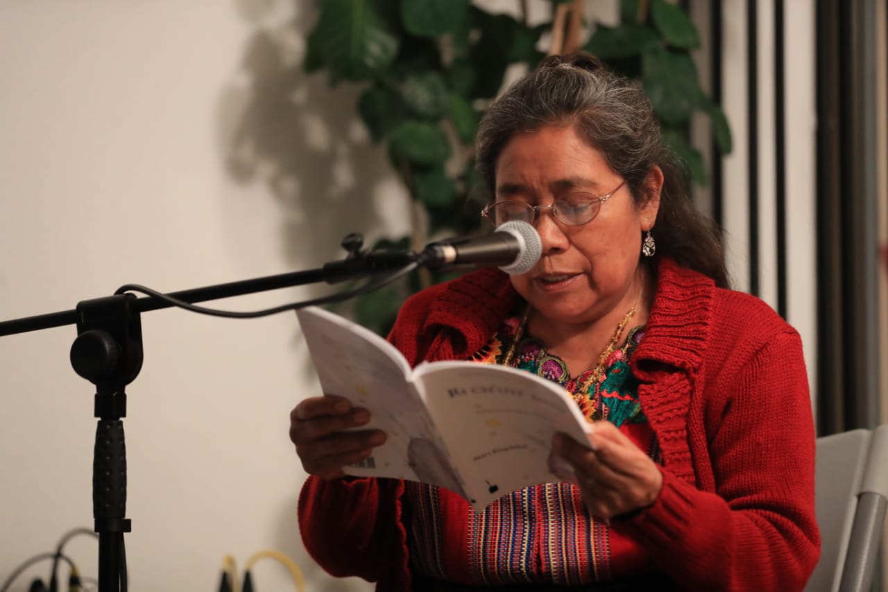 Celia Angélica Ajú, encargada del proceso de validación de la obra con la comunidad kaqchikel, lee el libro en su presentación. (Foto Prensa Libre: Juan Diego González)