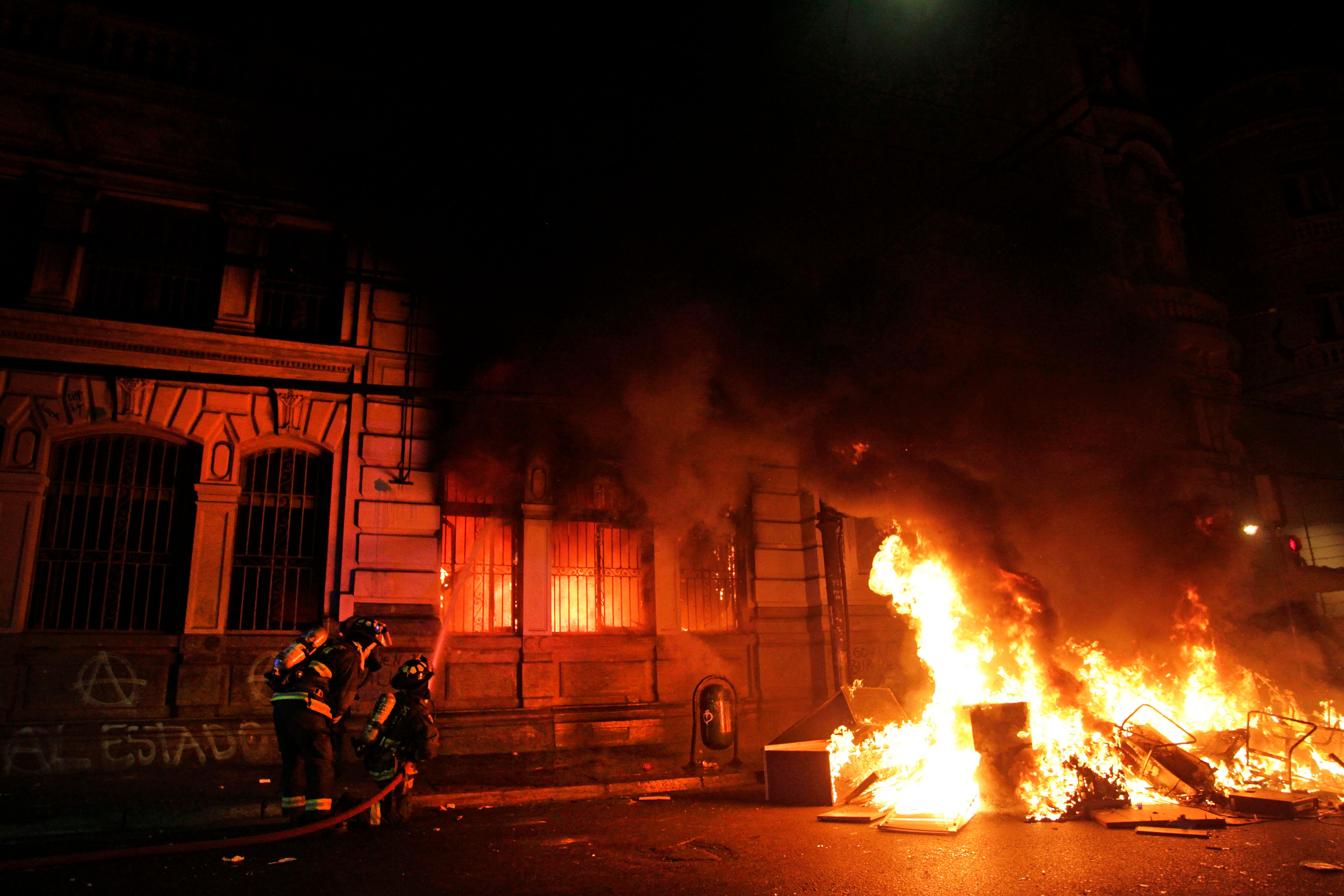 Manifestantes prendieron fuego al diario El Mercurio, el  más antiguo de Chile. (Foto Prensa Libre: AFP)