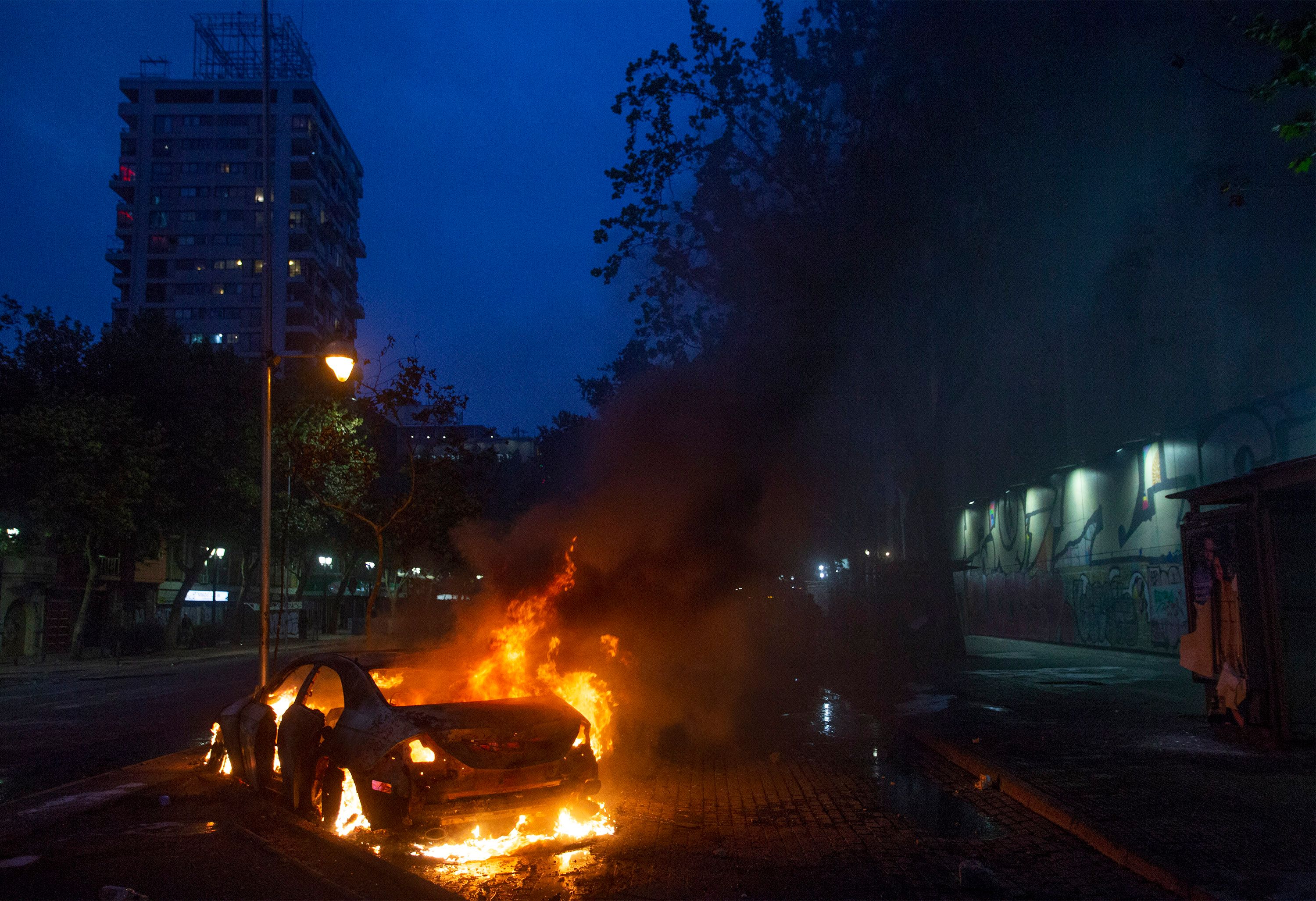 El gobierno de Chile decretó este sábado por la noche un toque de queda en Santiago, a raíz de las protestas callejeras. (Foto Prensa Libre:AFP)