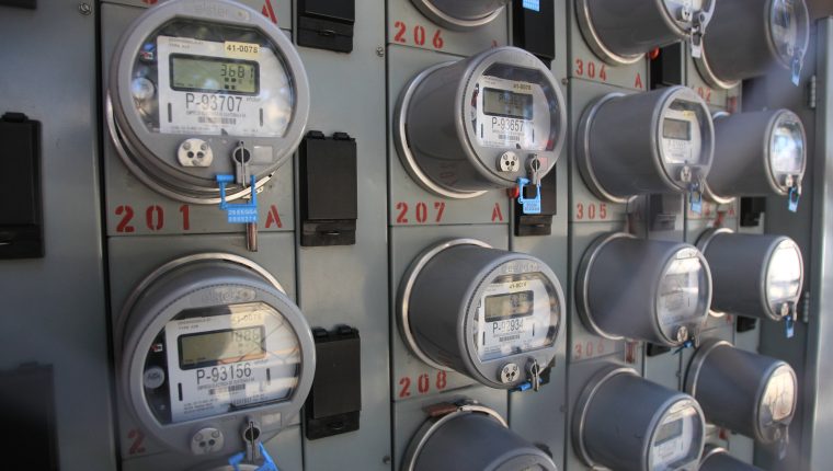 Contadores de energía inteligentes que permitan la medición del consumo por horas es parte de los cambios que se deberán hacer a los usuarios obligados al nuevo modelo de tarifas horarias. (Foto, Prensa Libre: Hemeroteca PL).