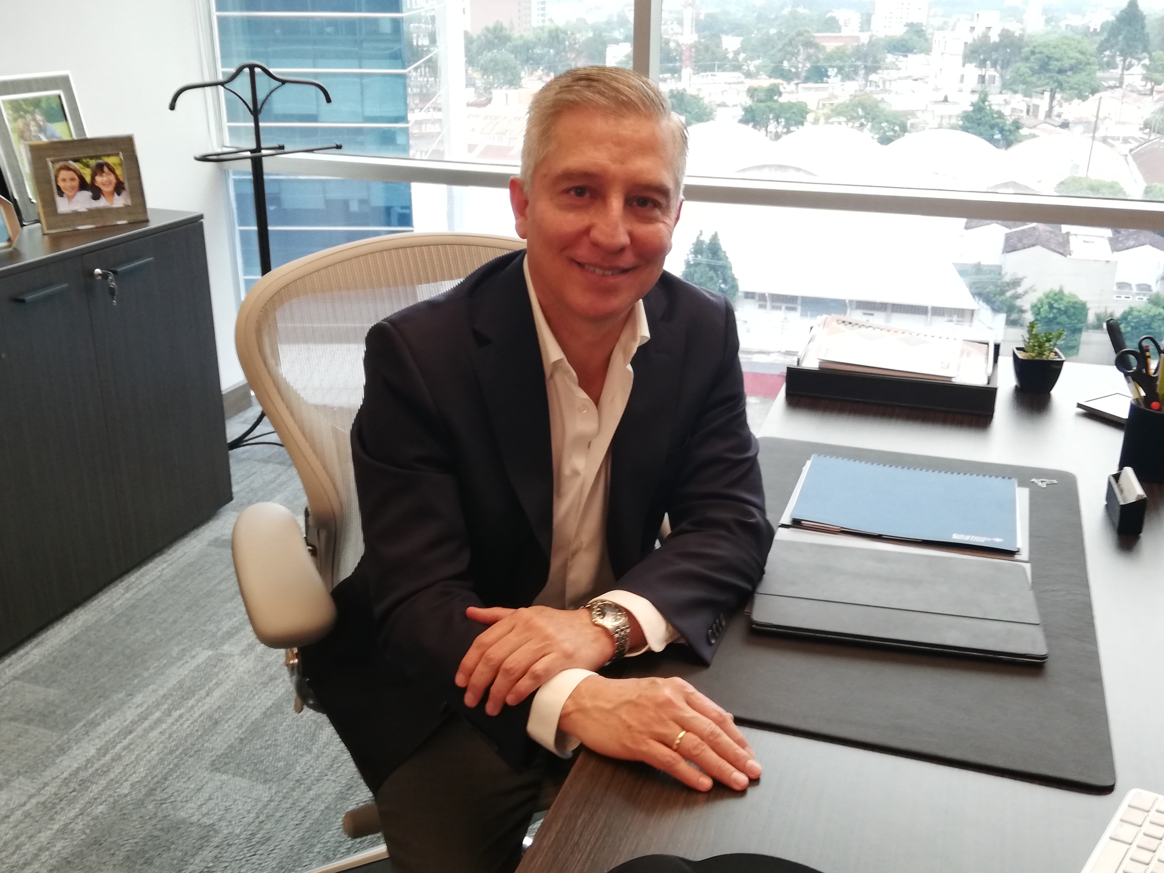 Enrique Crespo, CEO de la Corporación Multi Inversiones (CMI) Capital, afirmó que el complejo hidroeléctrico Renace, en San Pedro Carchá, Alta Verapaz, es un proyecto de desarrollo sostenible. (Foto Prensa Libre: Urías Gamarro)