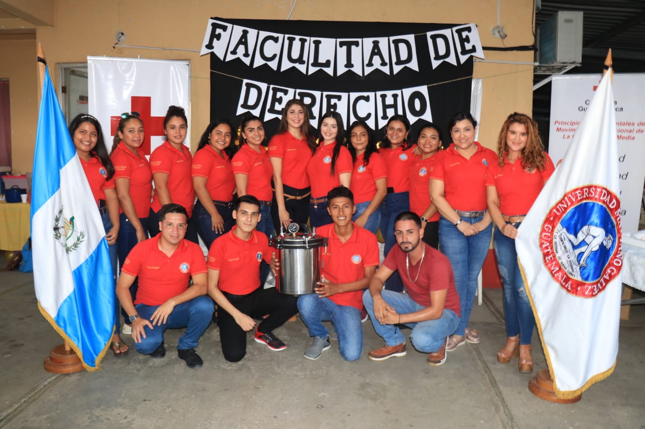 El grupo de universitarios entregó equipo para atender cirugías menores a socorristas de la Cruz Roja de Santo Tomás de Castilla, Puerto Barrios, Izabal. (Foto Prensa Libre: Dony Stewart)