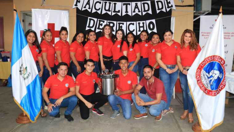 El grupo de universitarios entregó equipo para atender cirugías menores a socorristas de la Cruz Roja de Santo Tomás de Castilla, Puerto Barrios, Izabal. (Foto Prensa Libre: Dony Stewart)
