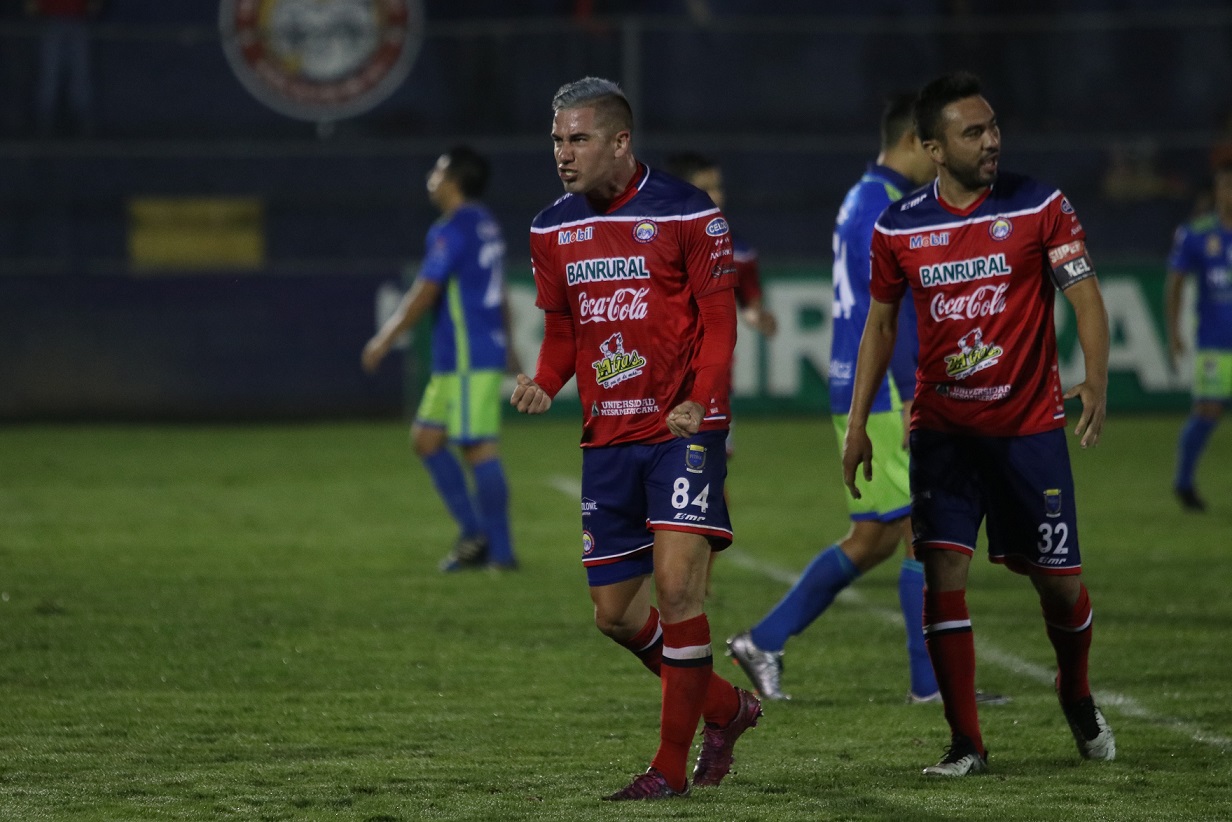 El delantero argentino Gonzalo Vivanco celebra uno de los tres goles que le marcó a Mixco. (Foto Prensa Libre: Raúl Juárez)