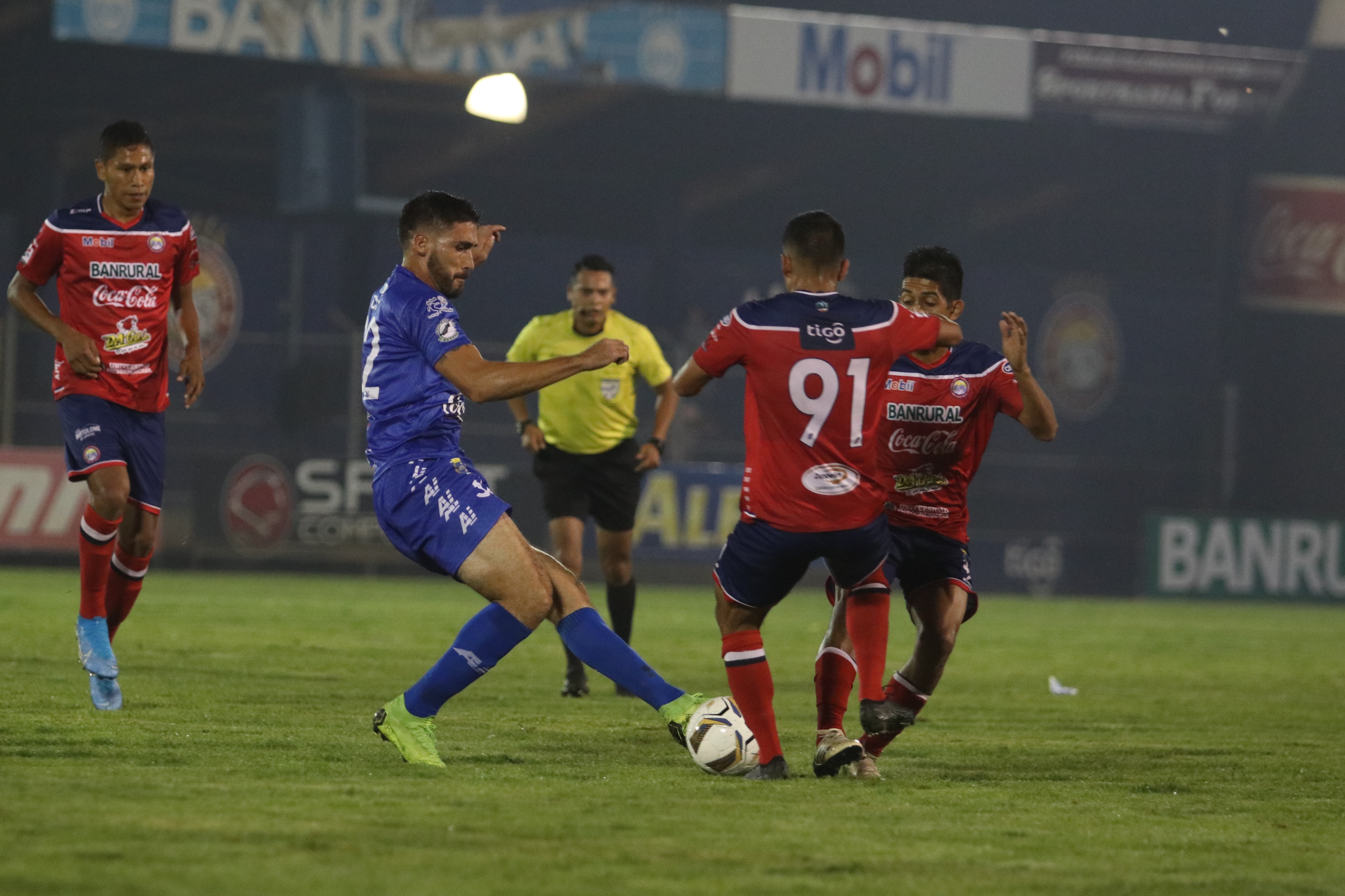 Los chivos tropezaron en casa, luego de haber empatado sin goles contra Malacateco. (Foto Prensa Libre: Raúl Juárez).