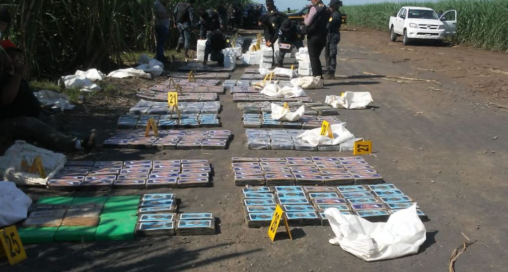 Paquetes con supuesta droga decomisada en finca de Escuintla. (Foto: Ejército de Guatemala). 