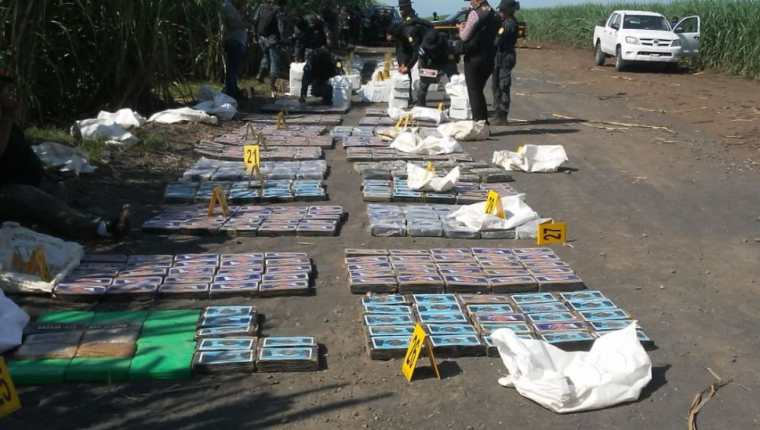 Paquetes con supuesta droga decomisada en finca de Escuintla. (Foto: Ejército de Guatemala). 