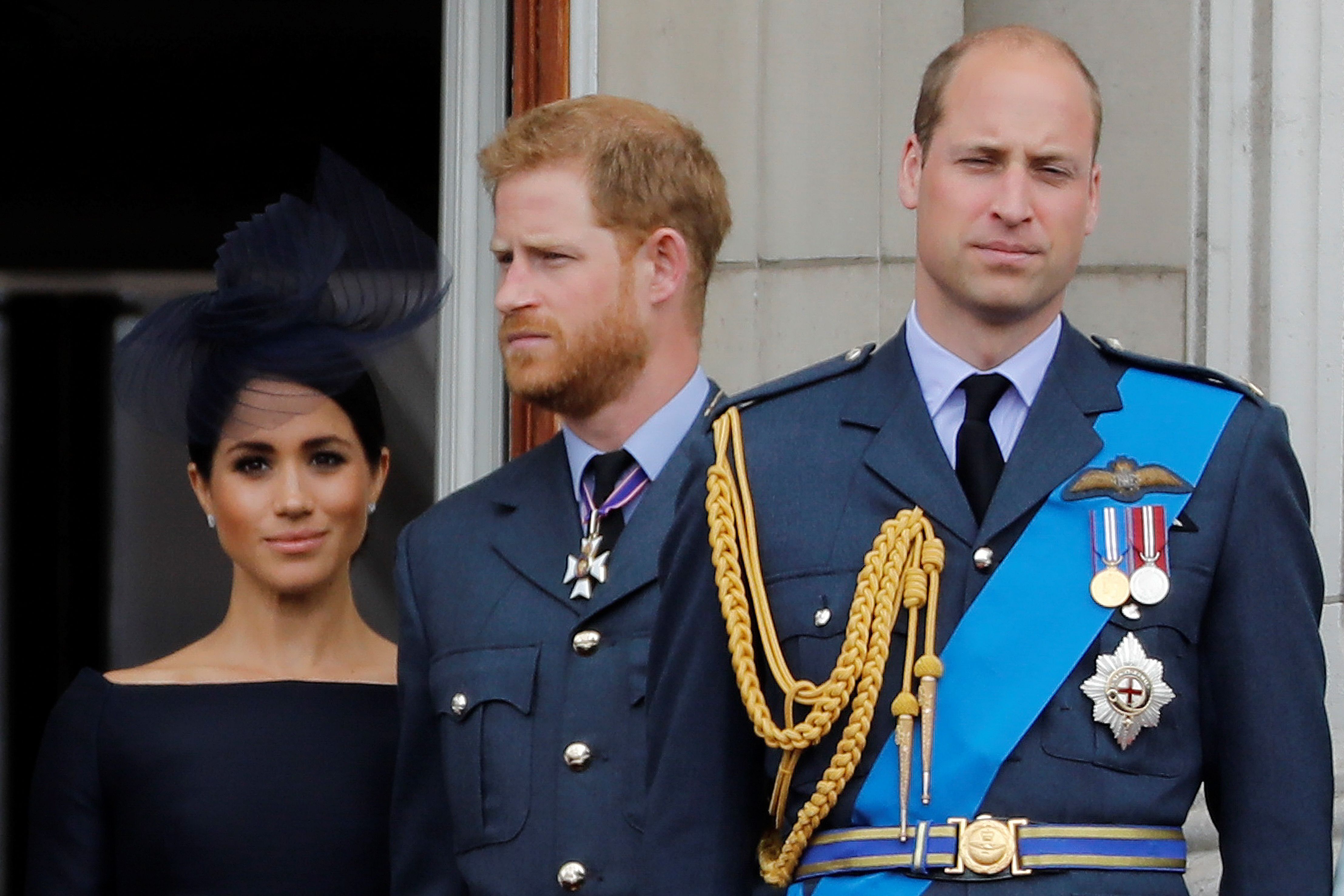 La duquesa de Sussex y su esposo, el príncipe Enrique, junto al príncipe Guillermo durante un acto militar en el palacio de Buckingham. Enrique reconoció que ha habido distanciamiento con su hermano. (Foto Prensa Libre: AFP)