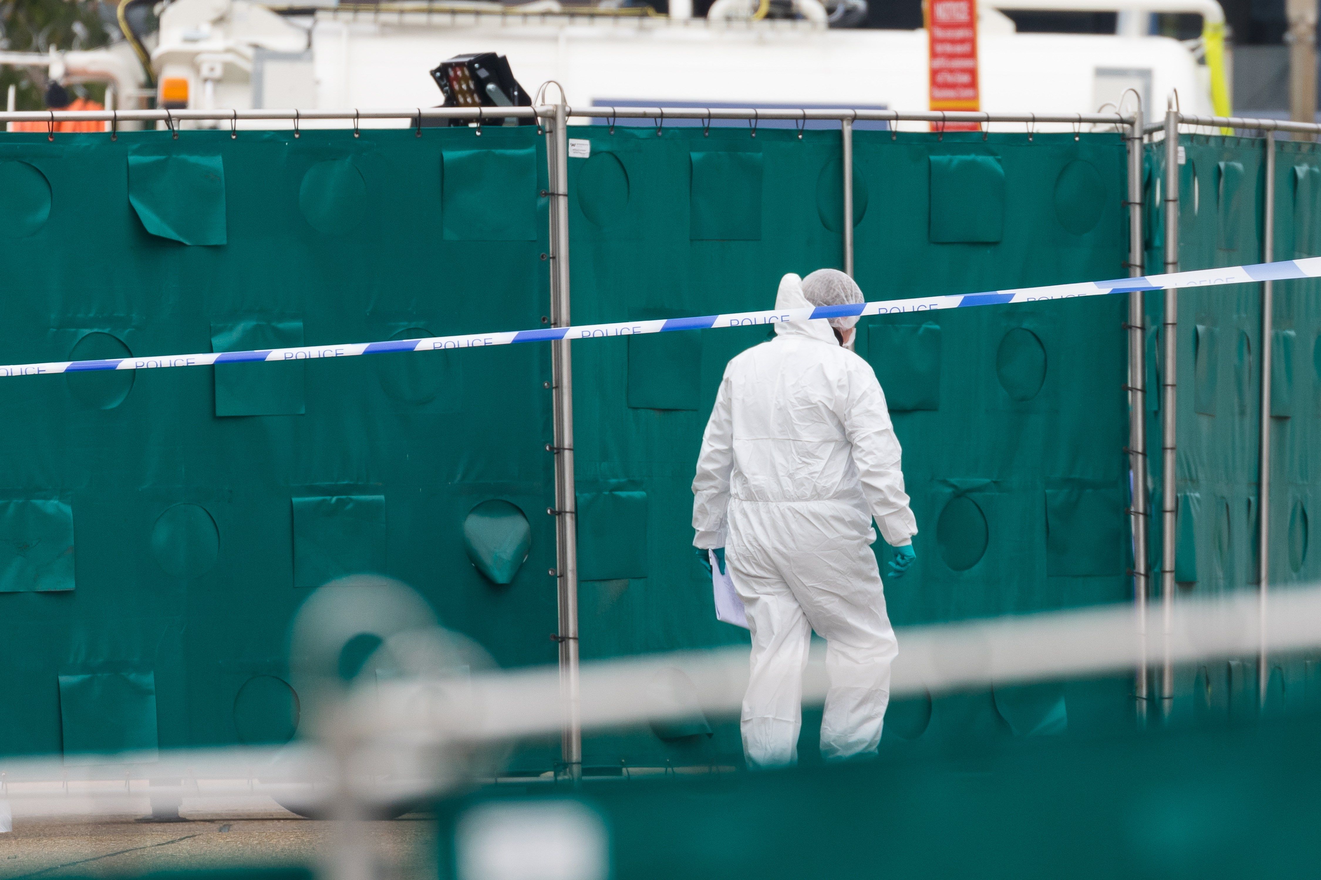 La Policía y agentes forenses investigan la escena en el Parque Industrial Waterglade en Grays, Essex, Gran Bretaña, donde se descubrieron 39 cuerpos dentro de un contenedor de camión. (Foto Prensa Libre: AFP)