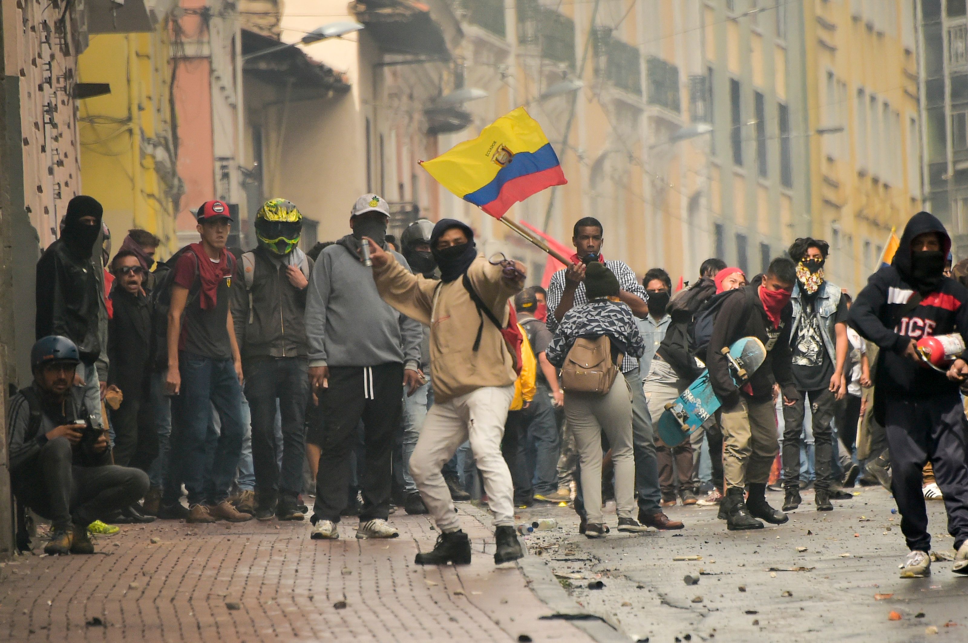 Durante la jornada hubo choques de manifestantes y la policía, así como saqueos a comercios. (Foto Prensa Libre: AFP)