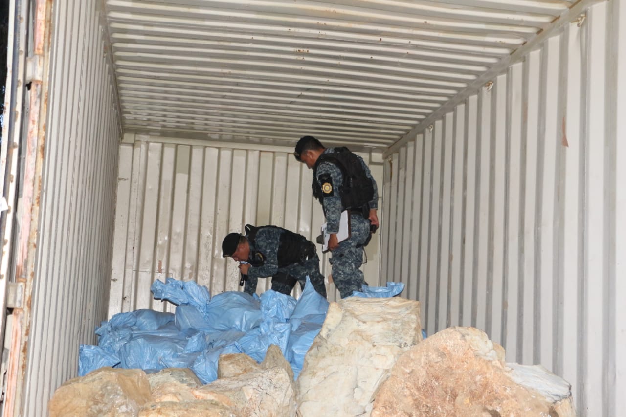 Agentes policiales, durante el operativo donde fueron decomisadas 10 toneladas de jade. (Foto Prensa Libre: PNC)