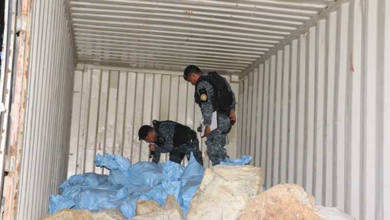 Agentes policiales, durante el operativo donde fueron decomisadas 10 toneladas de jade. (Foto Prensa Libre: PNC)