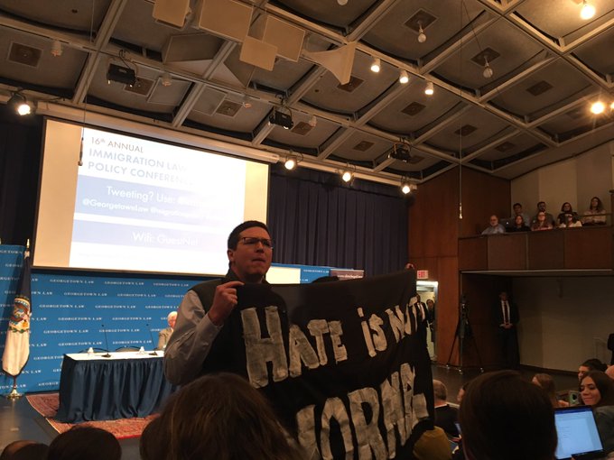 Manifestantes protestaron por la muerte de niños migrantes en custodia de Estados Unidos. (Foto tomada @tedhesson/Twitter)