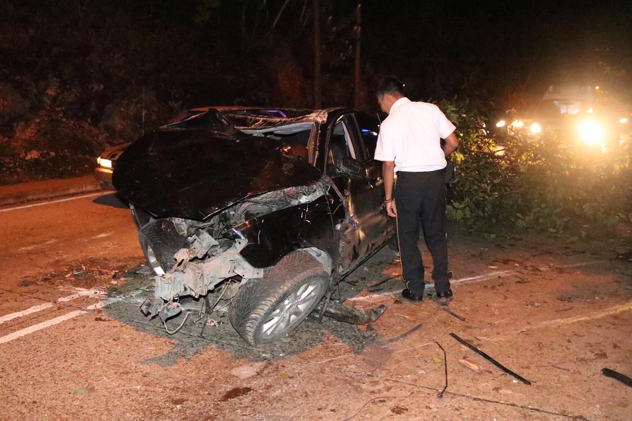 El vehículo quedó destruido tras el impacto. (Foto: Bomberos Voluntarios)