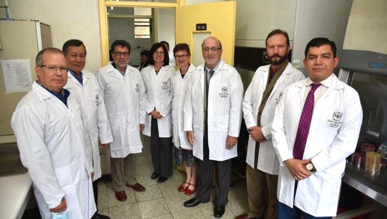 El embajador de EE. UU. en Guatemala, Luis Arreaga (tercero a la izquierda) inaugura programa de investigación bacteriana en el país. (Foto: Embajada de EE. UU)