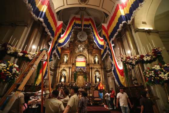 Son las nueve de la noche y en la Basílica se hacen los últimos arreglos. Foto Prensa Libre: Óscar Rivas