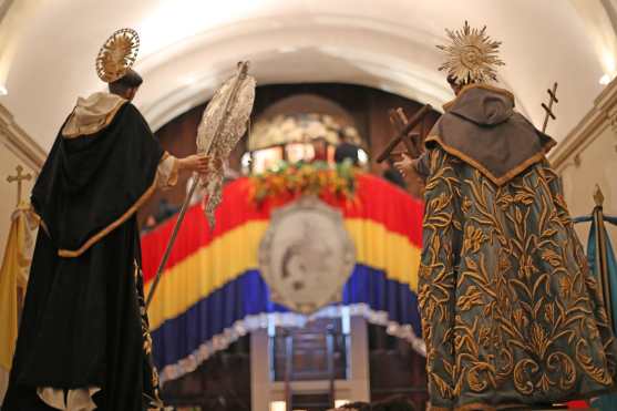 Santo Domingo de Guzmán y San Francisco de Asís son los primeros en ver el cambio de ropaje de la Virgen del Rosario. Foto Prensa Libre: Óscar Rivas