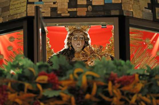 Para que los mayordomos de la Virgen del Rosario puedan hacer el cambio se le da la vuelta a la imagen. Foto Prensa Libre: Óscar Rivas