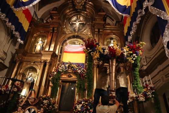 En el Altar Mayor se ponen flores y grandes jarrones. Foto Prensa Libre: Óscar Rivas