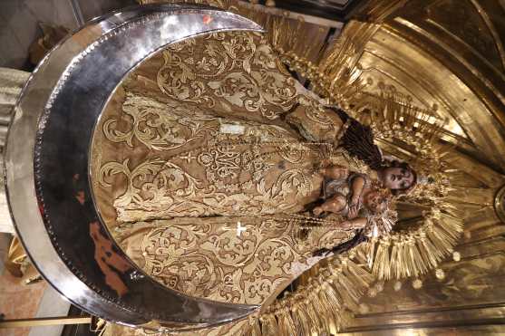 La Virgen del Rosario recibe el mes dedicado a ella con una túnica en crema con detalles dorados y bordados en oro. Foto Prensa Libre: Óscar Rivas