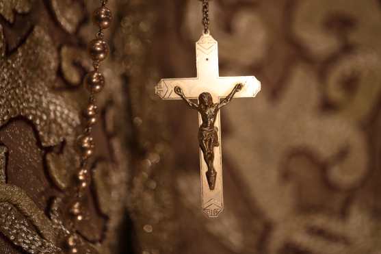 Así se pude apreciar el crucifijo del Rosario que porta la Virgen. Foto Prensa Libre: Óscar Rivas 