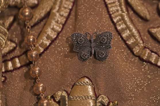 Una mariposa se puede observar en la túnica de la Virgen del Rosario. Foto Prensa Libre: Óscar Rivas