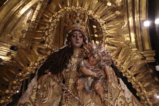 La Virgen del Rosario estará expuesta desde las 5 de la mañana hasta las 9 de la noche en la iglesia de Santo Domingo. Foto Prensa Libre: Óscar Rivas